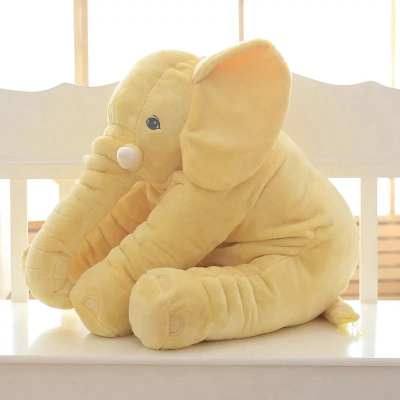 Peluche éléphant jaune sur un banc d'enfant