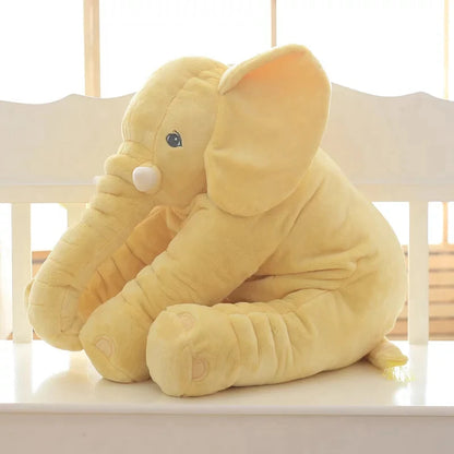 Peluche éléphant jaune sur un banc d'enfant
