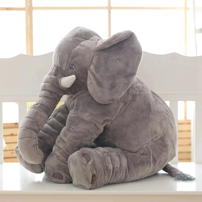 Peluche éléphant gris sur un banc d'enfant