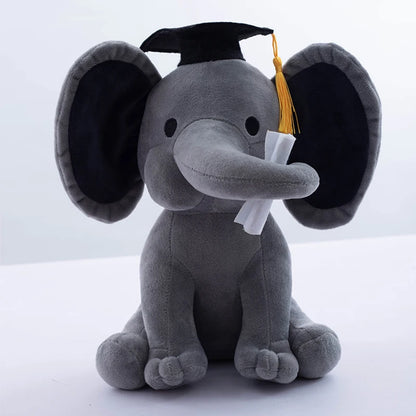 Peluche éléphant gris diplômé sur fond blanc