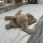 Peluche éléphant grise super douce sur un lit
