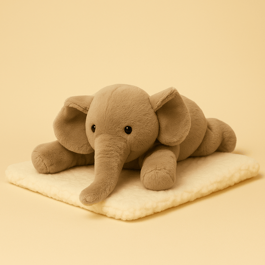 Peluche éléphant grise super douce sur une couverture