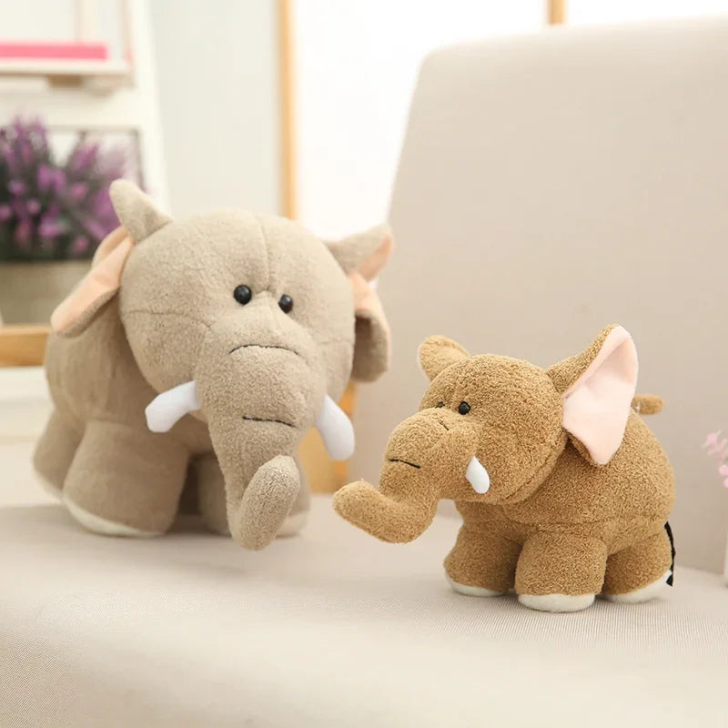 Une peluche éléphant grise mignonne et une peluche éléphant marron mignonne sur une chaise
