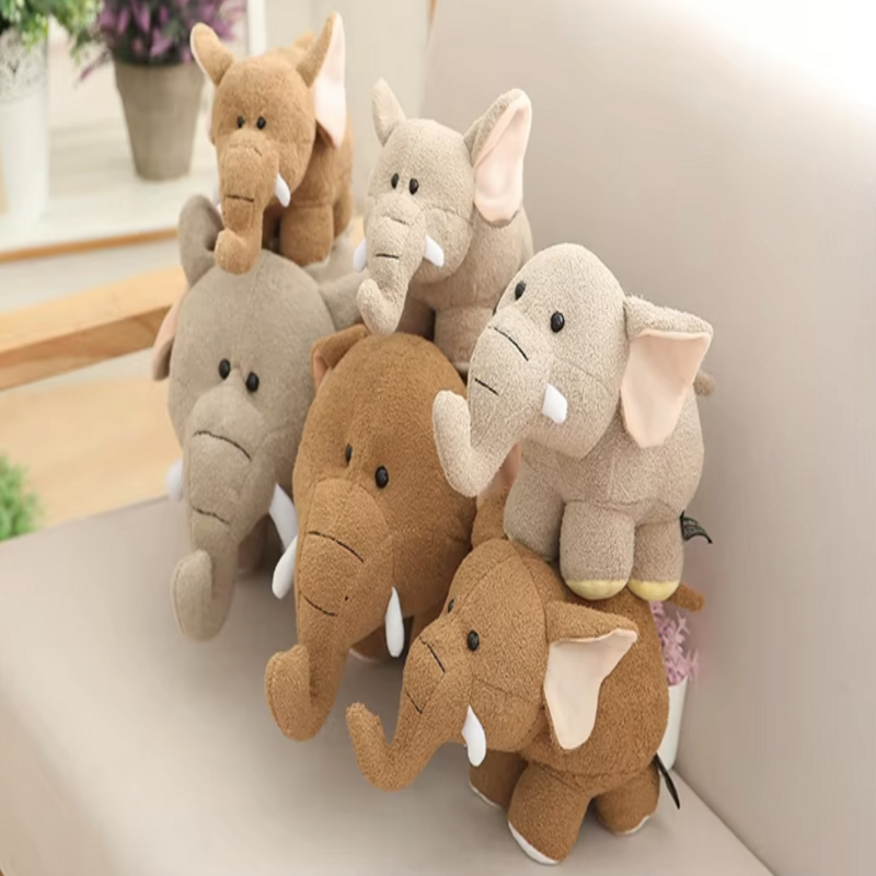 Les six peluches éléphants mignonne de couleurs grises et marrons de taille de 20cm 25cm a 35cm sur une chaise