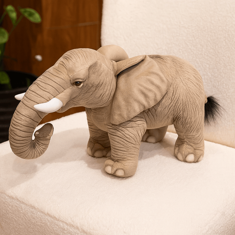 Grande peluche éléphant marron réaliste sur une chaise