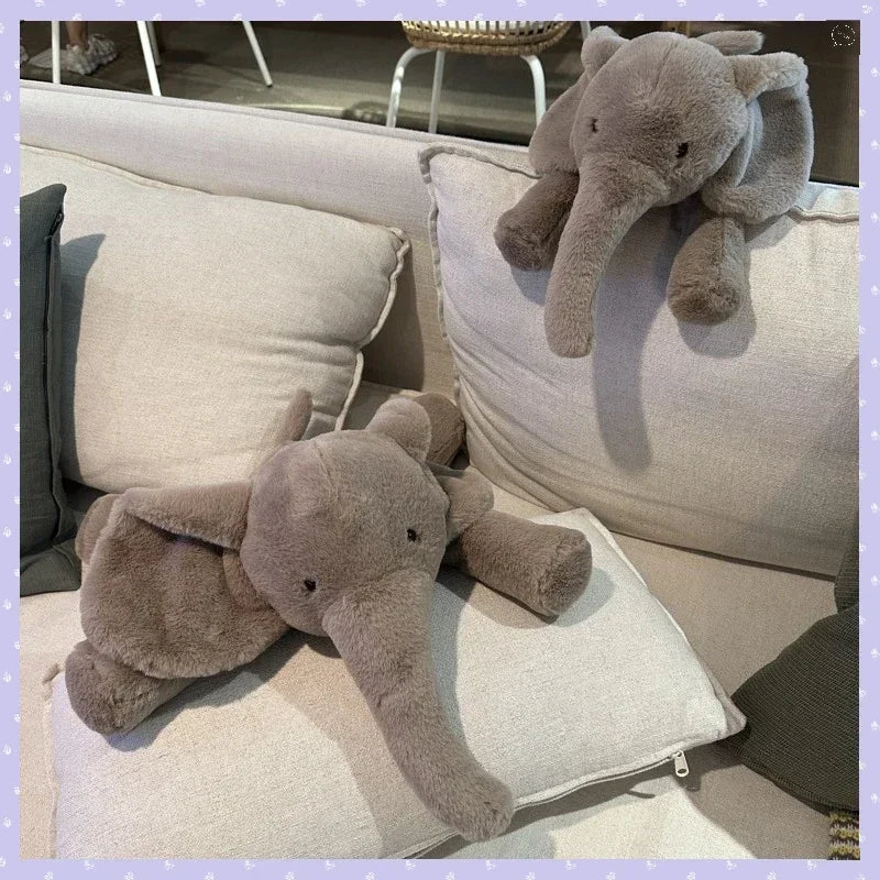 Deux peluches éléphants grises super douce sur un canapé
