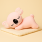 Peluche koala rose endormi sur couverture