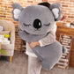 Peluche koala gris endormi dans les bras d'une fille