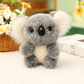 Peluche koala gris grande famille sur une nappe sur une table