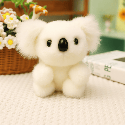 Peluche koala blanc grande famille sur une nappe sur une table