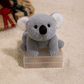 Peluche koala kawaii sur une boite 