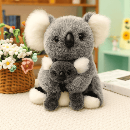 Peluche koala gris mère et fils sur une nappe sur une table