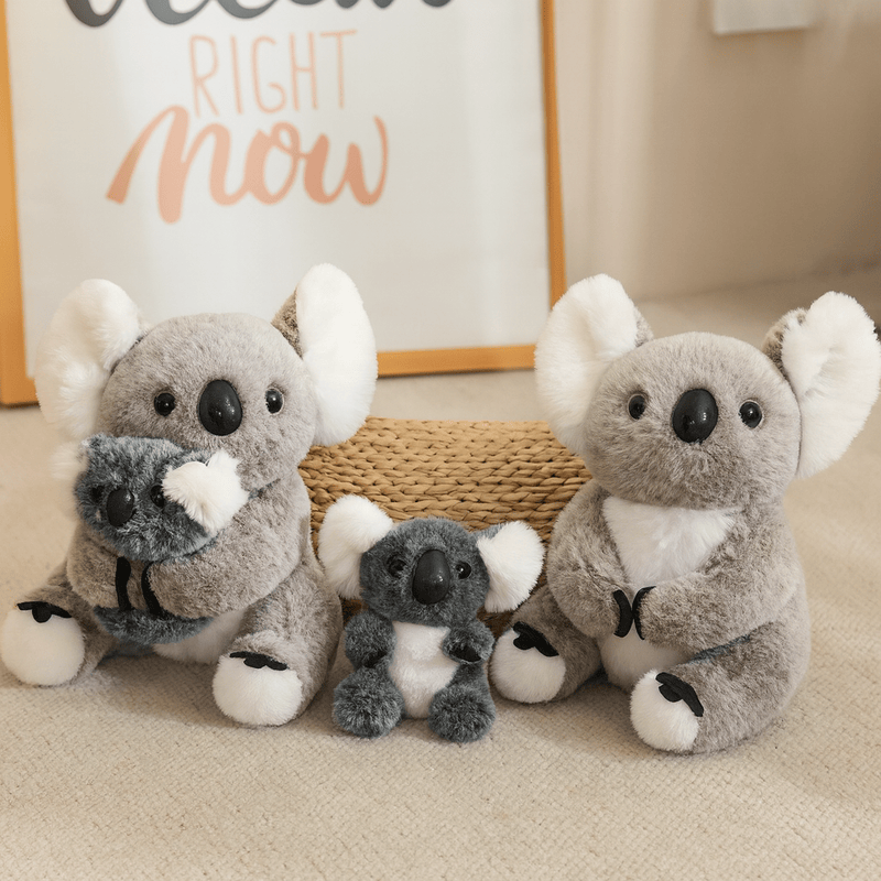 Deux peluches koala mères et filles sur tapis dont une peluche séparée