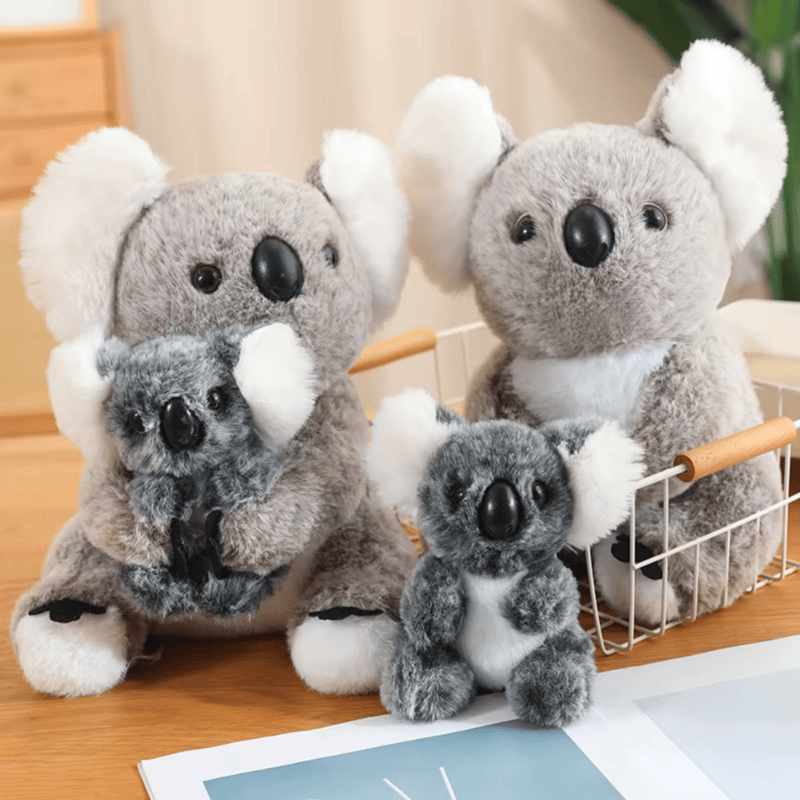 Deux peluches koala mères et filles sur meuble dont une peluche séparée
