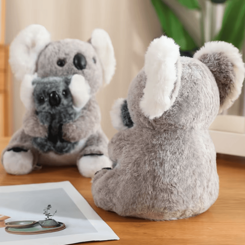 Deux peluches koala mères et filles sur meuble dont une tourne le dos 