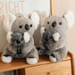 Deux peluches koala mères et filles sur un meuble