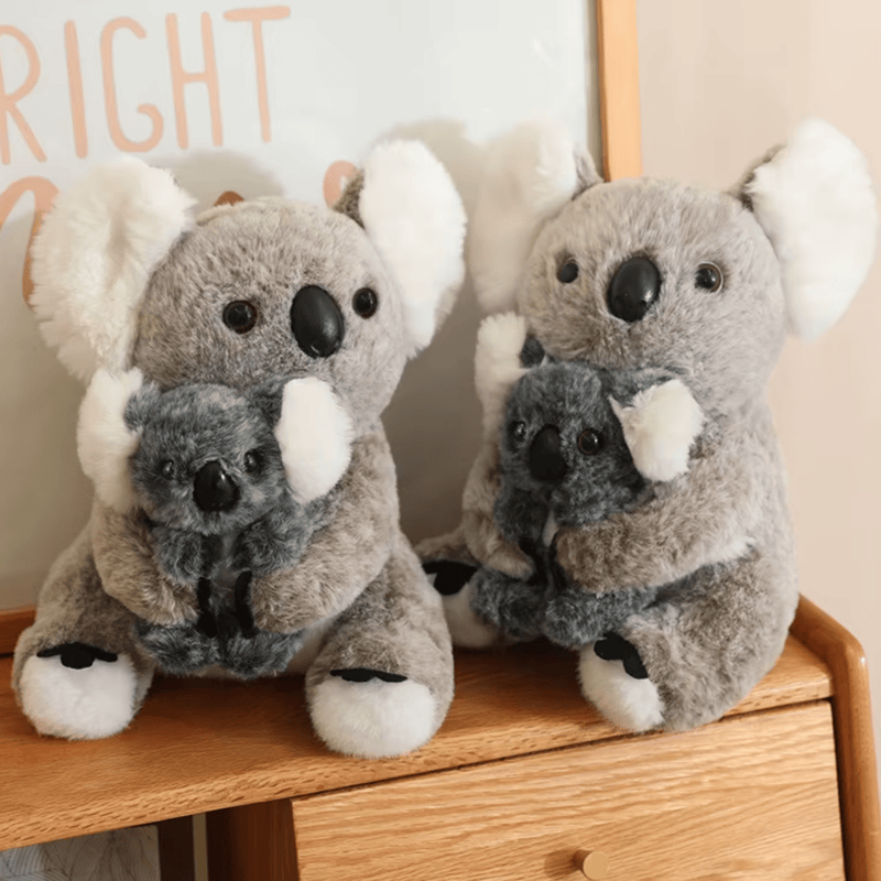 Deux peluches koala mères et filles sur un meuble