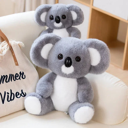 Deux peluches koala mignonnes sur un canapé