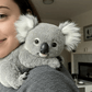 Peluche koala réaliste sur l'épaule d'une femme 