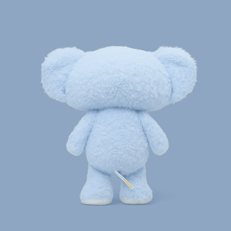 Peluche koala triste debout de dos sur fond bleu