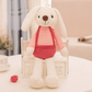 Peluche lapin en salopette