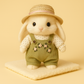 Peluche lapin jardinier sur une couverture
