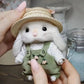 Peluche lapin jardinier dans les mains d'une fille
