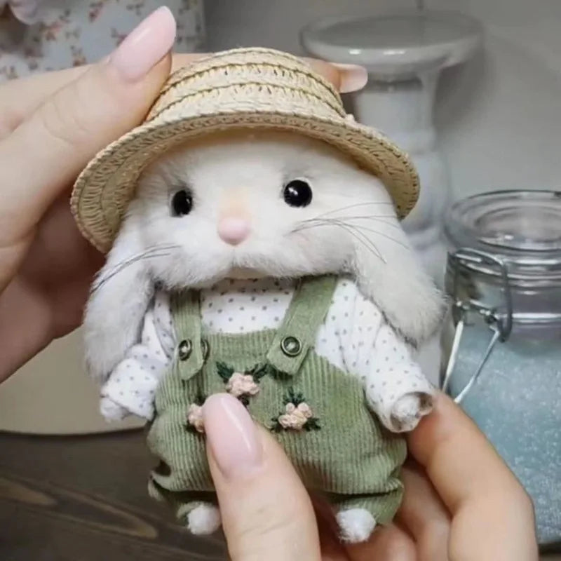 Peluche lapin jardinier dans les mains d'une fille
