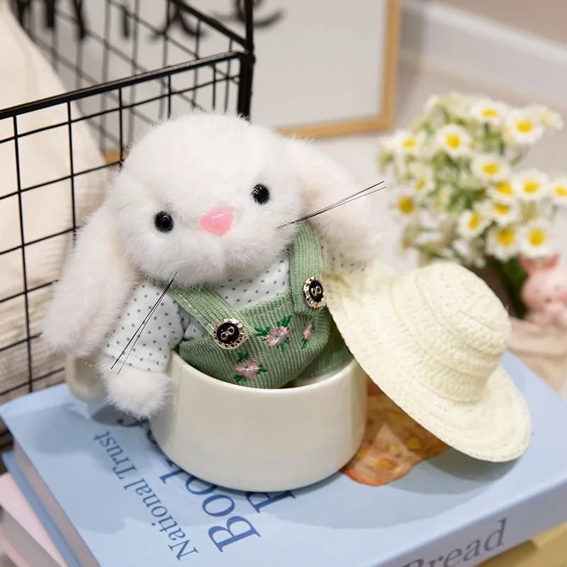 Peluche lapin jardinier sans son chapeau dans une tasse