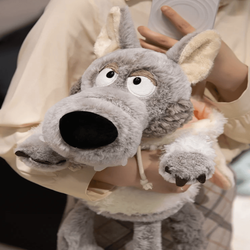 Peluche loup avec sa fourrure en mouton dans les bras d'une fille