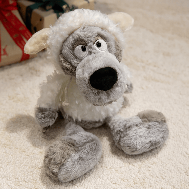 Peluche loup avec sa fourrure en mouton sur moquette
