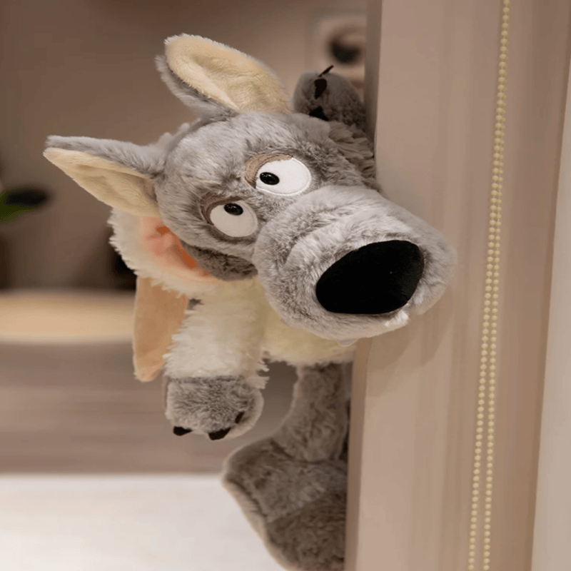 Peluche loup avec sa fourrure en moutons cacher derriere une porte