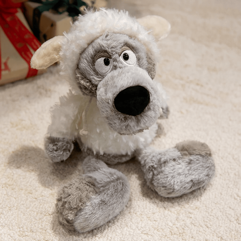 Peluche loup avec sa fourrure en moutons sur moquette