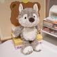 Peluche loup douce sur des livres