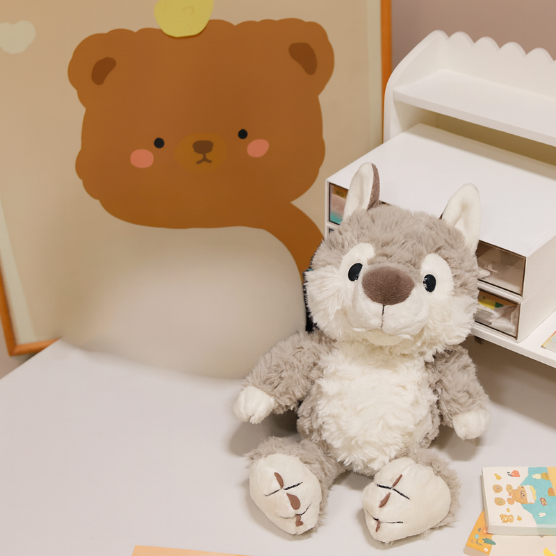 Peluche loup douce sur un bureau