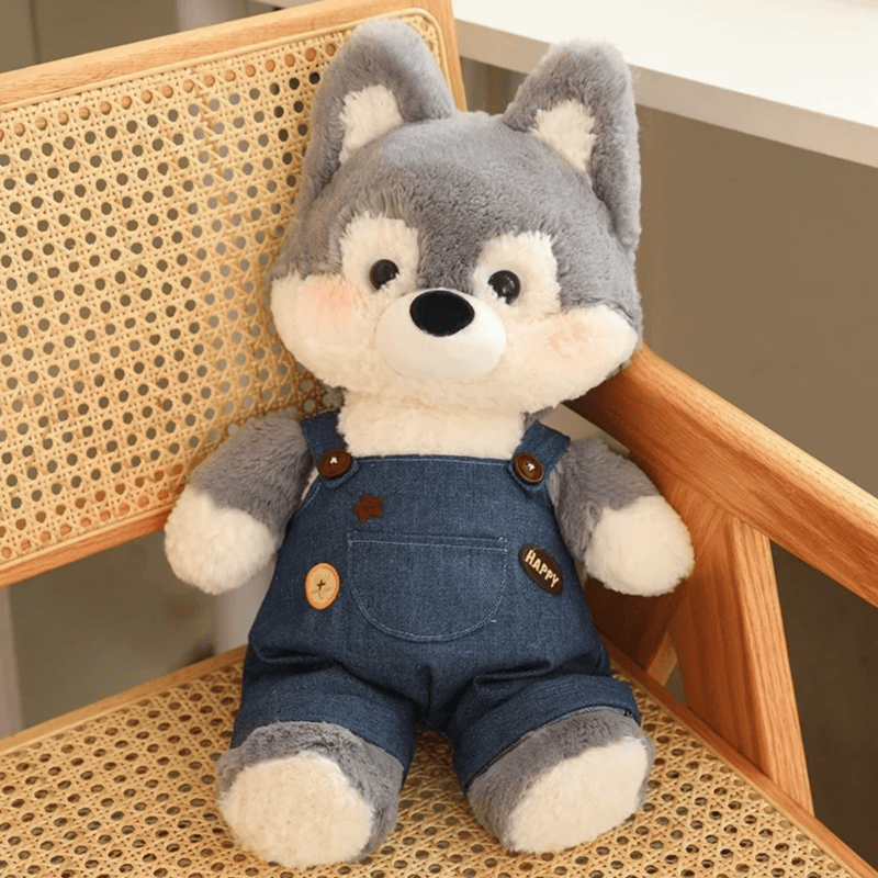 Peluche loup habillé sur une chaise