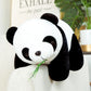 Peluche panda avec ses feuilles de bambou sur canape