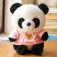 Peluche panda avec son pull rose sur un bureau