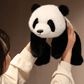 Peluche panda kawaii dans les mains d'une fille