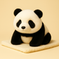 Peluche panda kawaii sur couverture