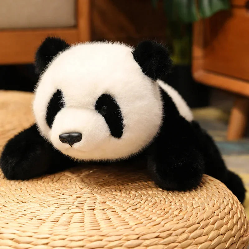 Peluche panda kawaii sur tabouret