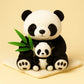 Peluche panda mère et fils sur une couverture