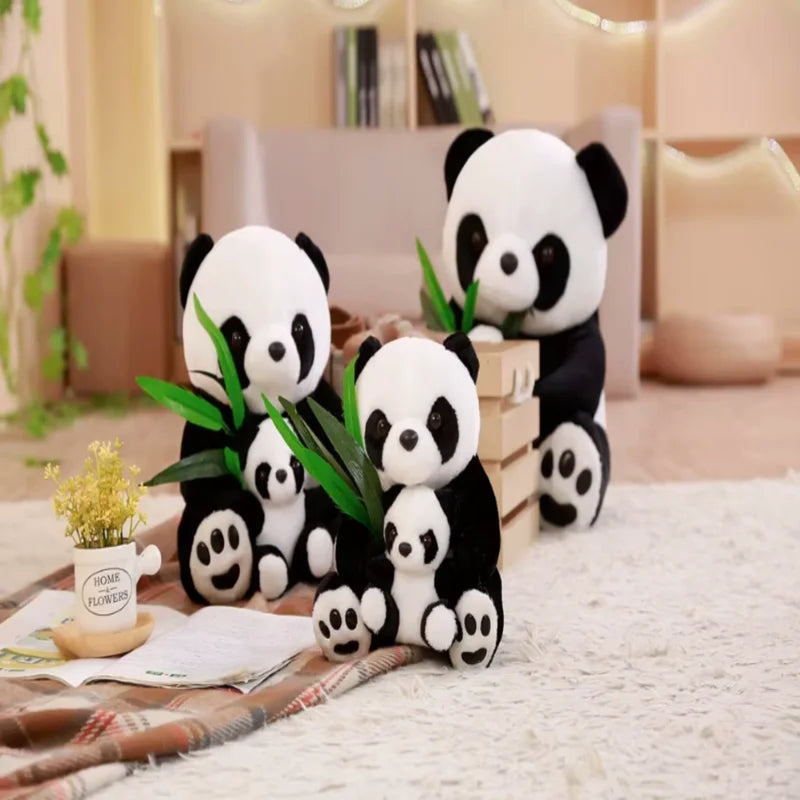 Trois peluches panda mère et fils sur un tapis de salon