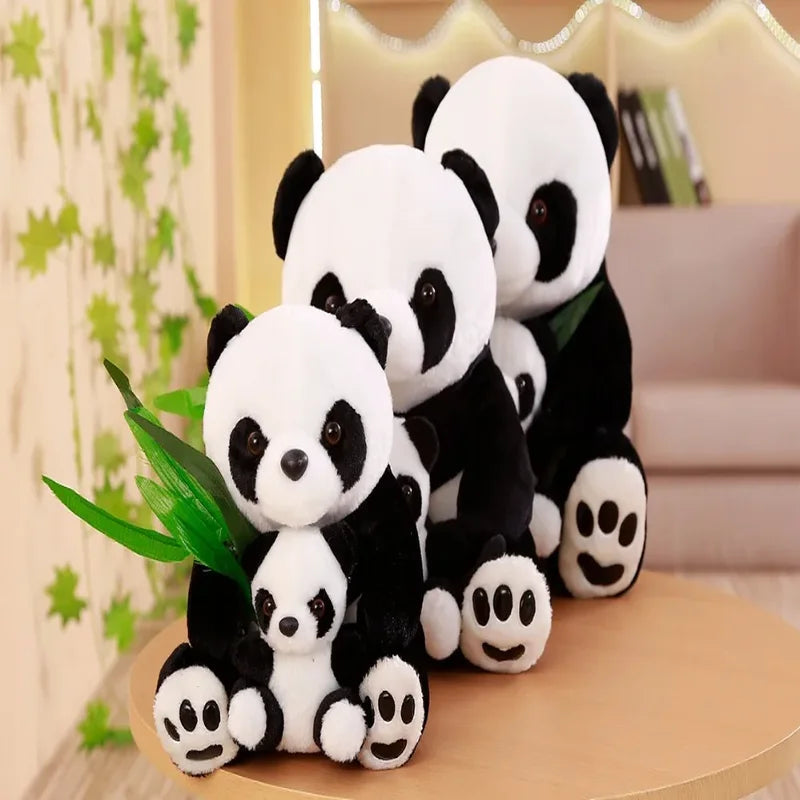Trois peluches panda mère et fils sur un tabouret