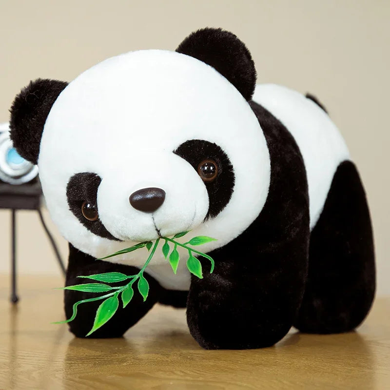 Peluche panda sur parquet avec ses feuilles de bambou