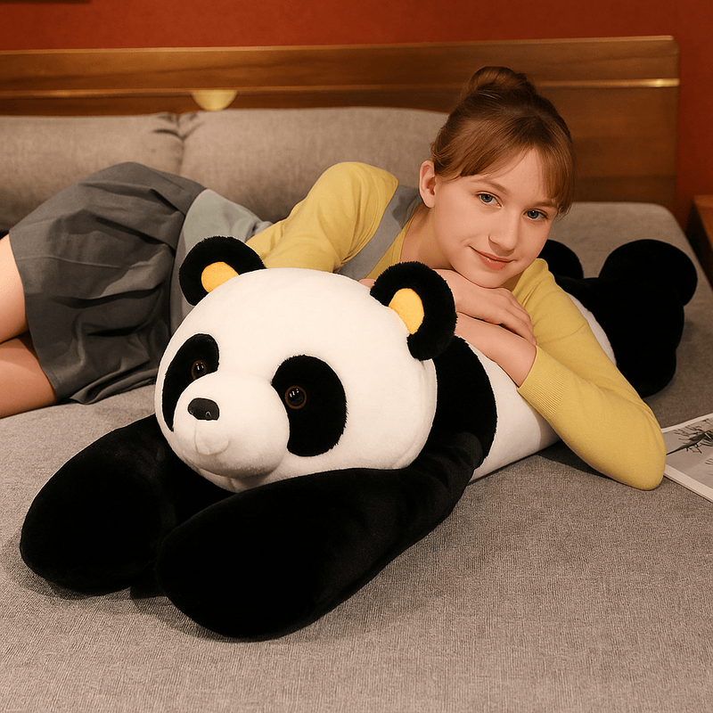 Peluche panda xxl sur lit avec une fille sur le dos