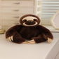 Peluche paresseux marron heureux sur un meuble