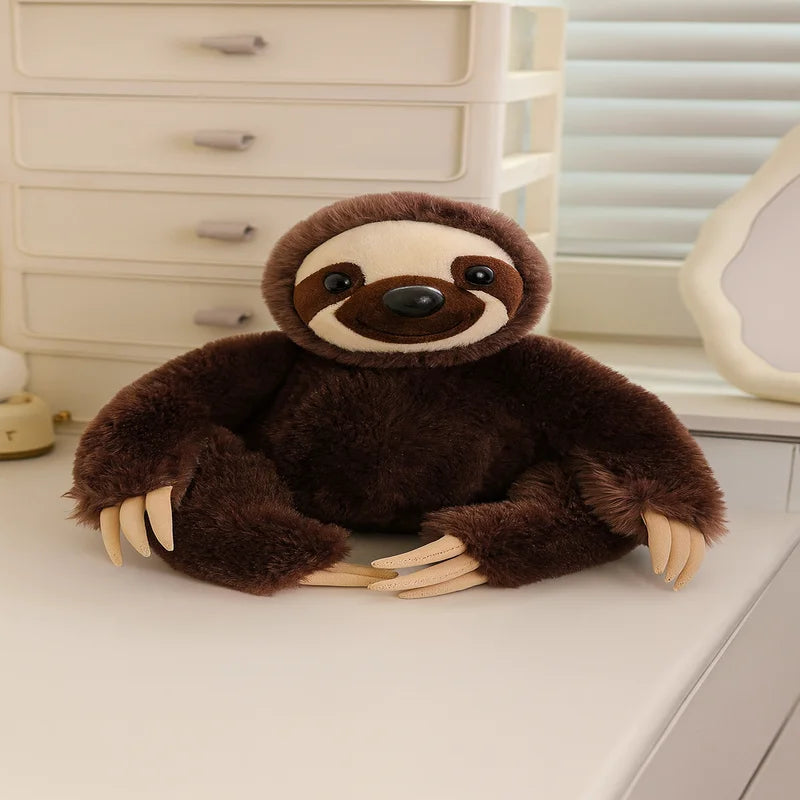 Peluche paresseux marron heureux sur un meuble
