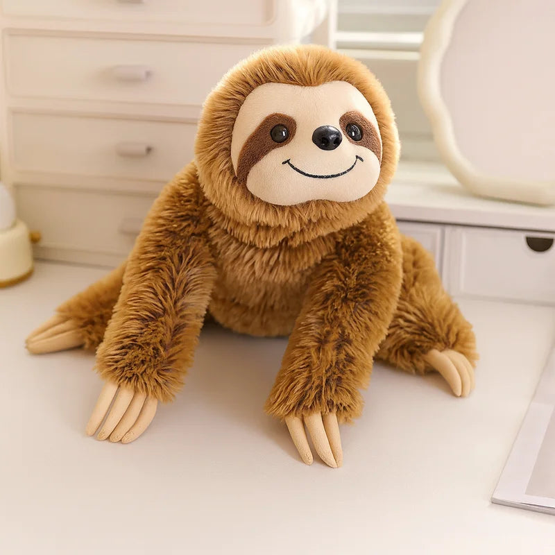 Peluche paresseux brun heureux sur un meuble