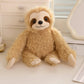 Peluche paresseux beige heureux sur un meuble
